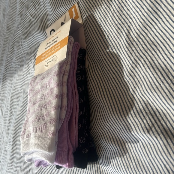 Hi, selling this comfortable crew socks for in size 5-9 - Picture 2 of 5